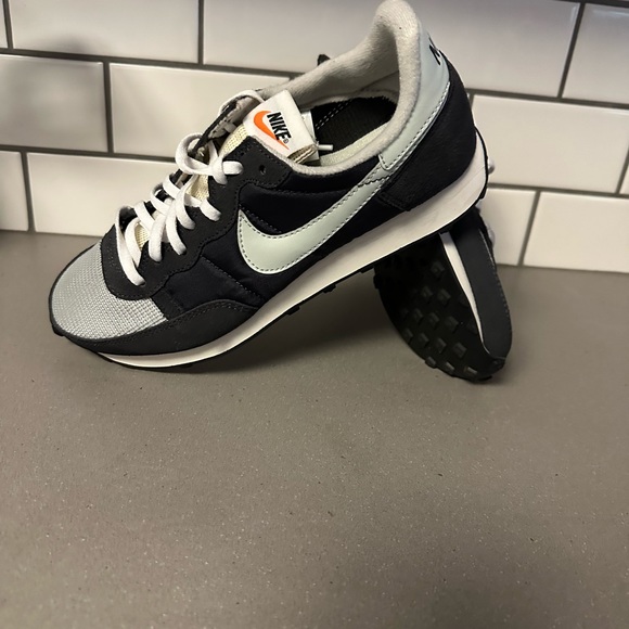 Nike - Picture 3 of 4